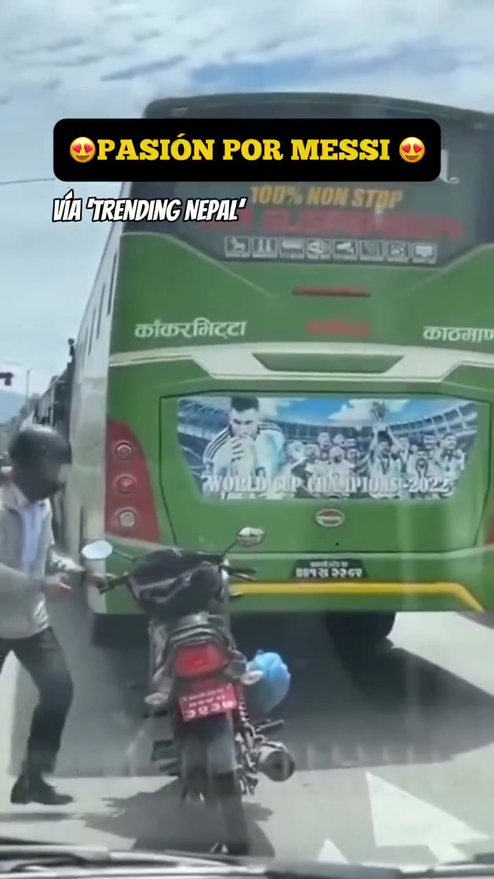 忠实拥趸！一位球迷在堵车时擦拭大巴上的梅西海报，清理灰尘