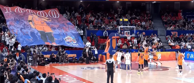 开云电子-里程碑！王哲林2+1打进得到10000分，罚球时现场球迷高喊MVP